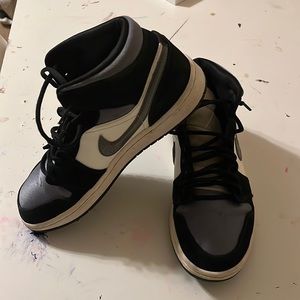 I’m selling  air jordons that are black,silver and white.they are second hand.